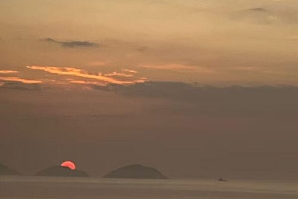 Sol vermelho ilumina o amanhecer do Rio de Janeiro na manhã de terça-feira e encanta moradores - Foto enviada por morador (1)