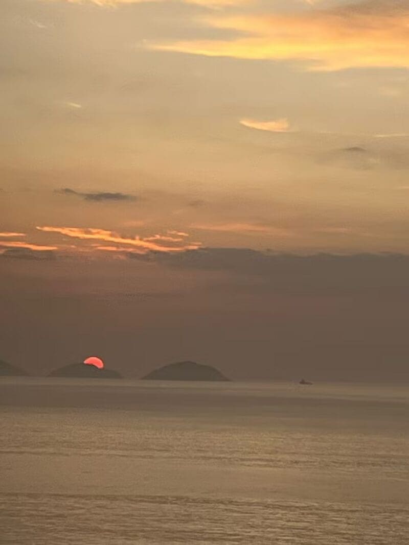 Sol vermelho ilumina o amanhecer do Rio de Janeiro na manhã de terça-feira e encanta moradores - Foto enviada por morador (1)