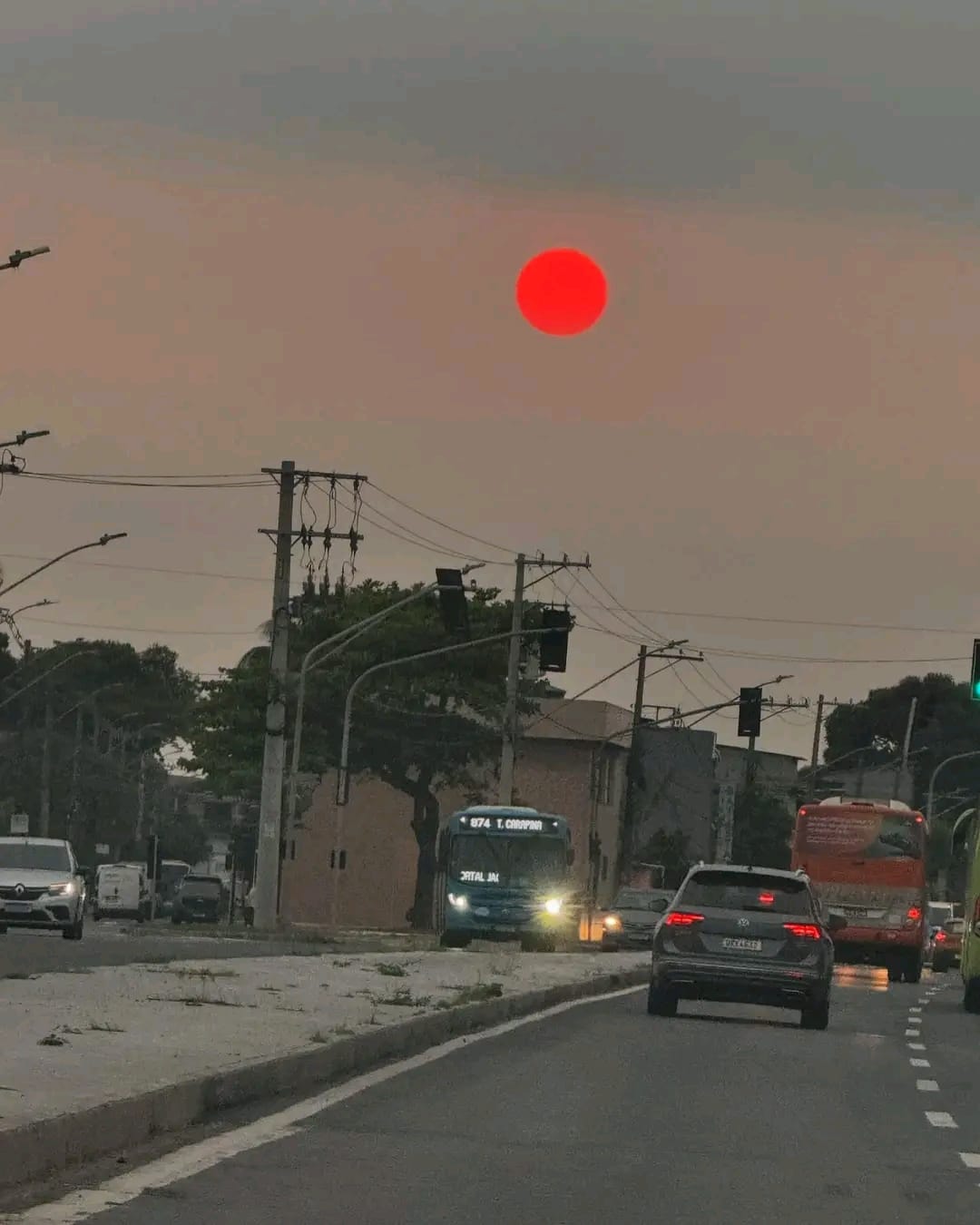 Sol vermelho pode ser visto em várias cidades do Rio de Janeiro (5)