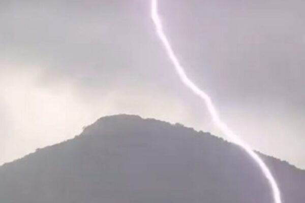 Super Raio assusta moradores de Petrópolis durante grande tempestade no município