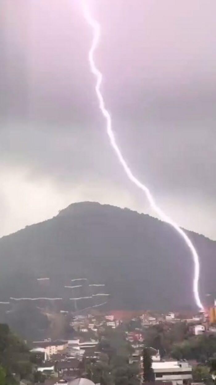 Super Raio assusta moradores de Petrópolis durante grande tempestade no município