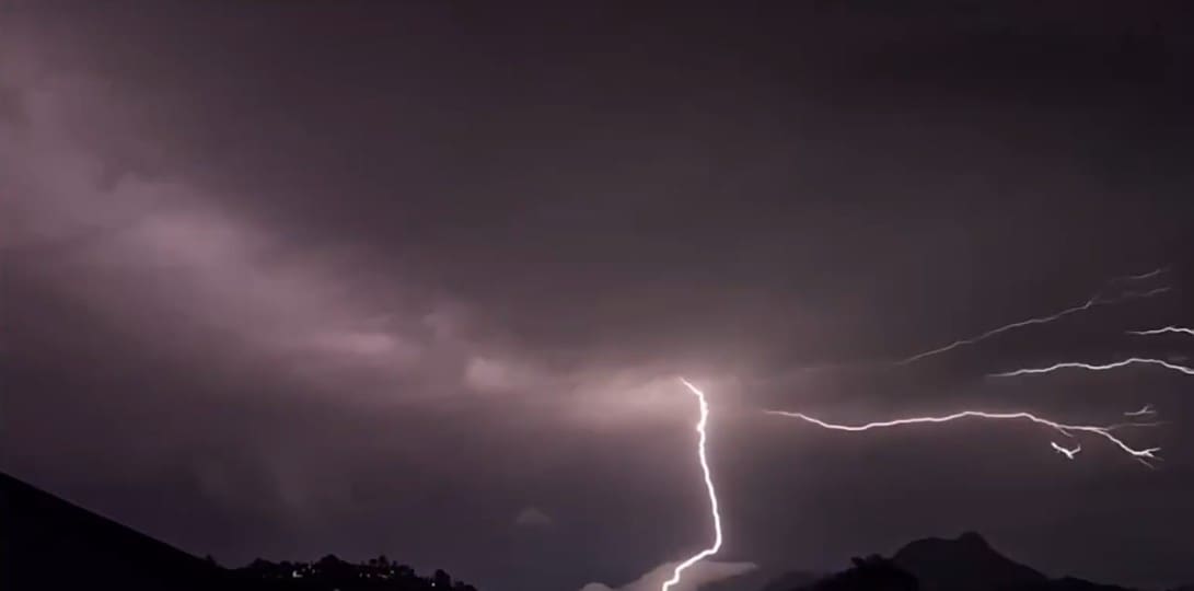 Super Raio e Megatrovão são registrados na cidade de Nova Friburgo no Rio de Janeiro (5)