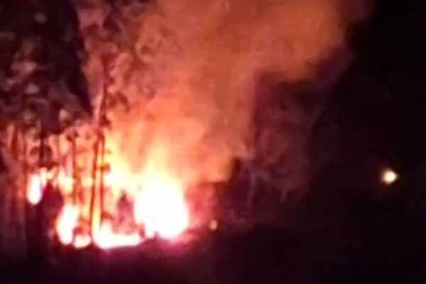Super Raio provoca incêndio na parte externa de uma casa em Nova Friburgo