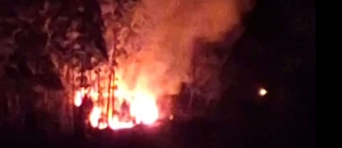 Super Raio provoca incêndio na parte externa de uma casa em Nova Friburgo