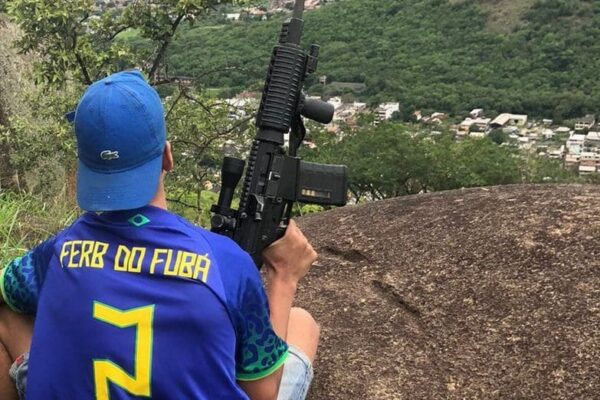 Suposto traficante no morro do Fubá comunidade no Rio de Janeiro - Foto de 2022