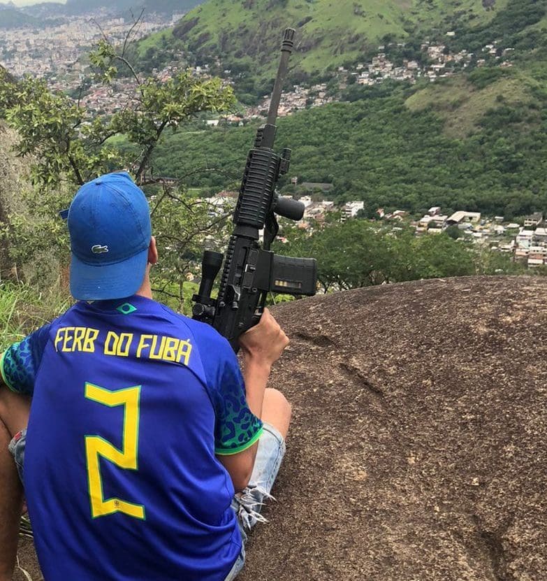Suposto traficante no morro do Fubá comunidade no Rio de Janeiro - Foto de 2022