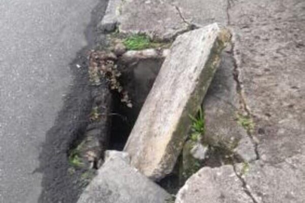 Tampa de Bueiro na Rua Carlos Alberto Braune quebrada oferece risco em Nova Friburgo (1)