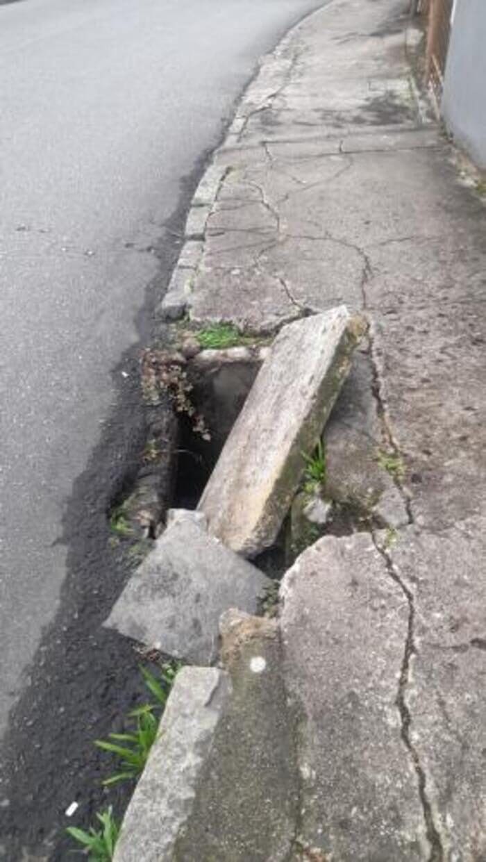Tampa de Bueiro na Rua Carlos Alberto Braune quebrada oferece risco em Nova Friburgo (1)