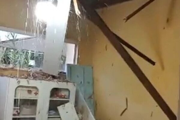 Teto desaba em posto de saúde de Amparo em Nova Friburgo