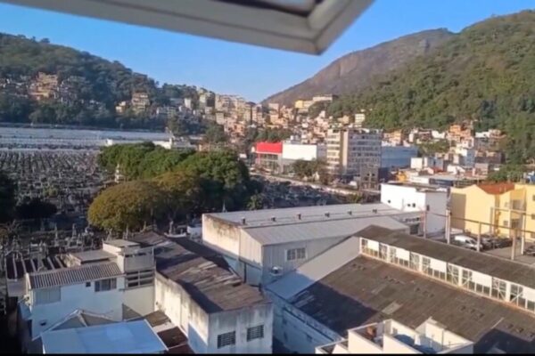 Tiroteio intenso na Ladeira dos Tabajaras na manhã desta sexta-feira com operação policial em curso no Rio de Janeiro