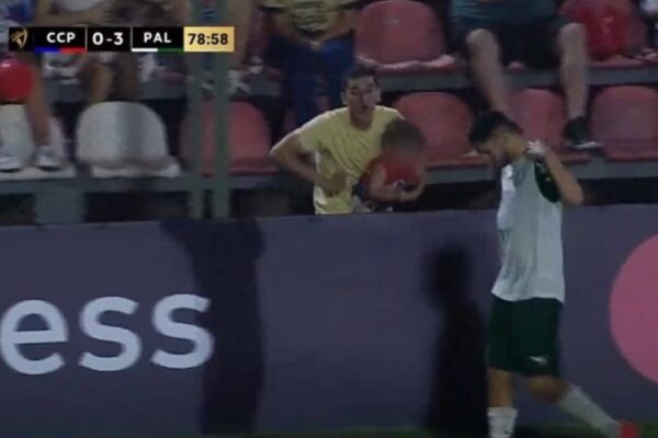 Torcedores do Cerro Portenho fizeram gestos racistas com imitação de macacos no Paraguai em jogo contra o Palmeiras (2)