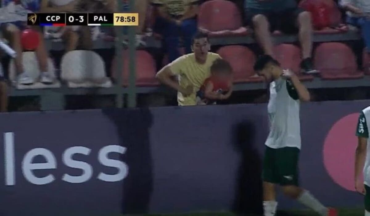Torcedores do Cerro Portenho fizeram gestos racistas com imitação de macacos no Paraguai em jogo contra o Palmeiras (2)