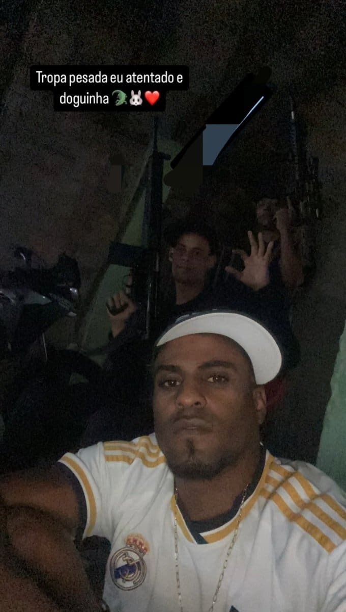 Traficantes da Serrinha e do coelhão exibem arsenal poderoso no Rio de Janeiro