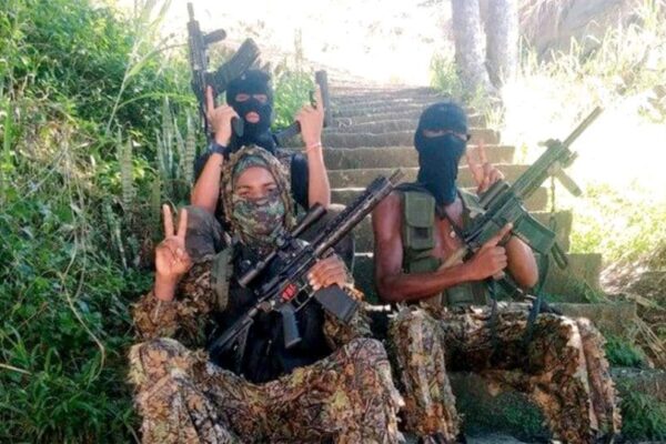 Traficantes no Rio de Janeiro posam para foto - Cidade é uma das mais violentas do mundo