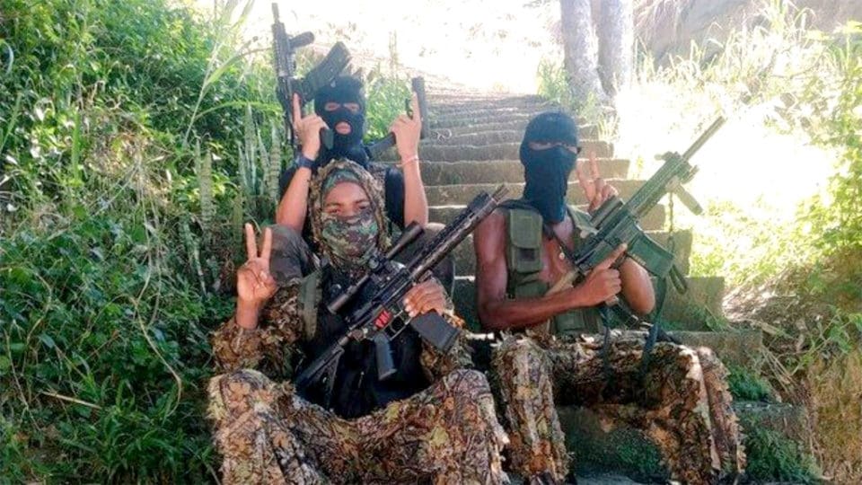 Traficantes no Rio de Janeiro posam para foto - Cidade é uma das mais violentas do mundo