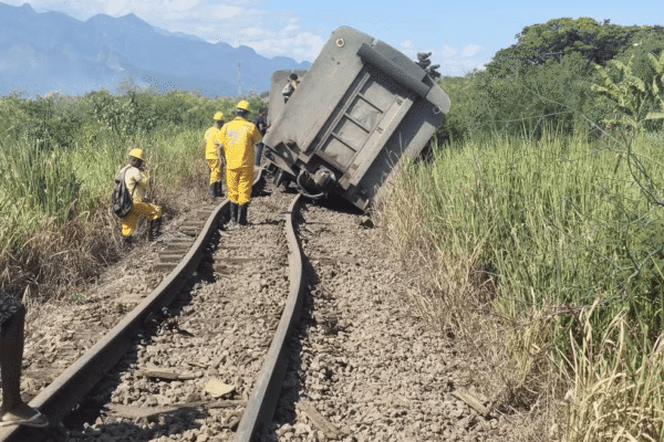 Trem descarrila em Guapimirim após trilhos dilatarem por conta do calor que chegou a 71º de temperatura dos trilhos (1)