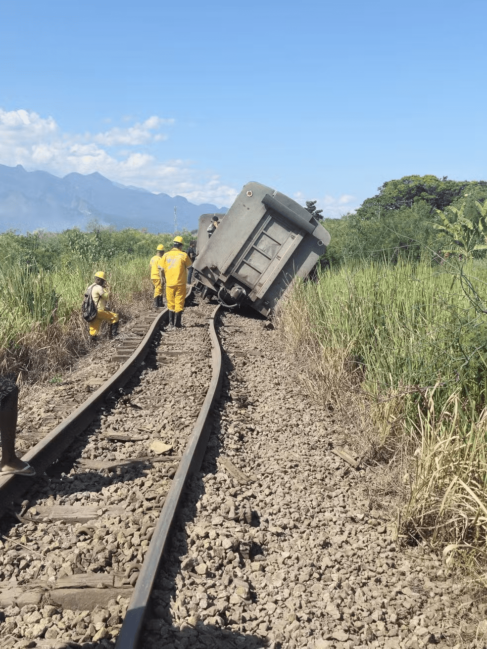 Trem descarrila em Guapimirim após trilhos dilatarem por conta do calor que chegou a 71º de temperatura dos trilhos (1)