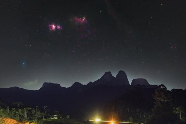 Uma parte da Constelação de Órion sobre os Três Picos, em Nova Friburgo - Foto Pedro Bessa