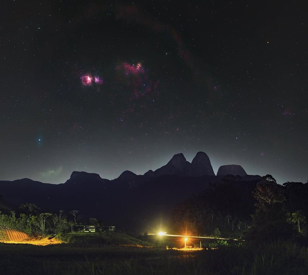 Uma parte da Constelação de Órion sobre os Três Picos, em Nova Friburgo - Foto Pedro Bessa