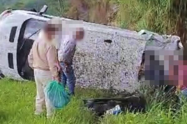Van que transportava pacientes de Cordeiro capota na BR-040; equipes de resgate atendem ocupantes com ferimentos leves no local