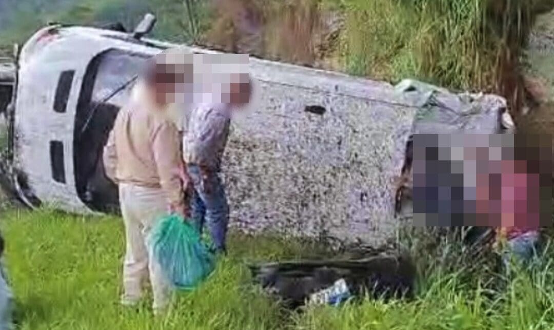 Van que transportava pacientes de Cordeiro capota na BR-040; equipes de resgate atendem ocupantes com ferimentos leves no local