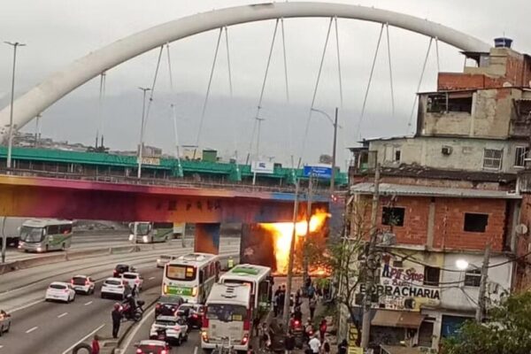 Vazamento de gás cria lança chamas na Avenida Brasil no Rio de Janeiro