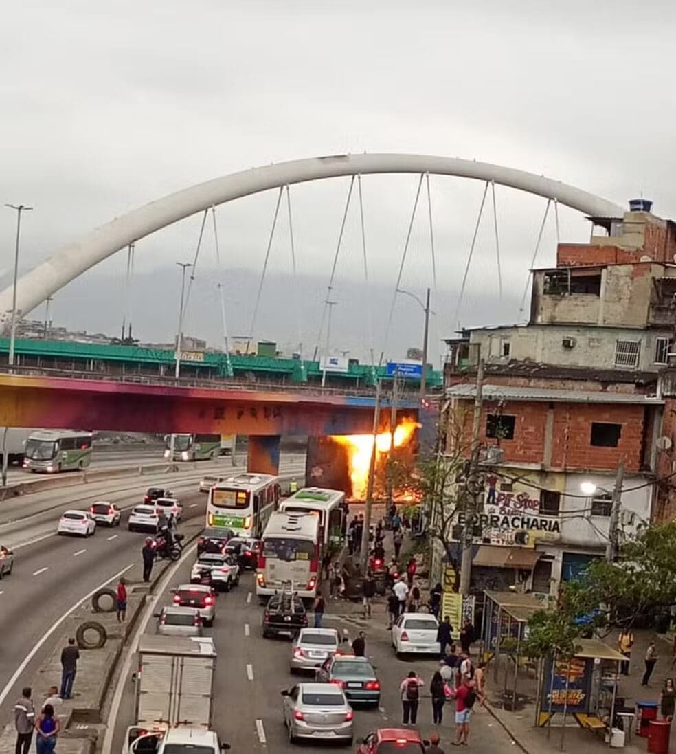 Vazamento de gás cria lança chamas na Avenida Brasil no Rio de Janeiro