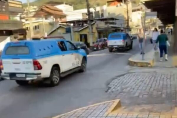 Viaturas da PM em tiroteio em Olaria - Nova Friburgo-RJ