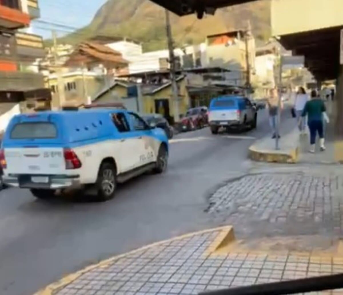 Viaturas da PM em tiroteio em Olaria - Nova Friburgo-RJ