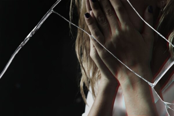 Mulher desesperada após sofrer abuso sexual