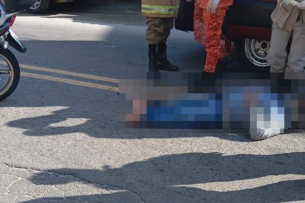 Vítima de batida com motociclista e homem fica caído na pista, em Nova Friburgo