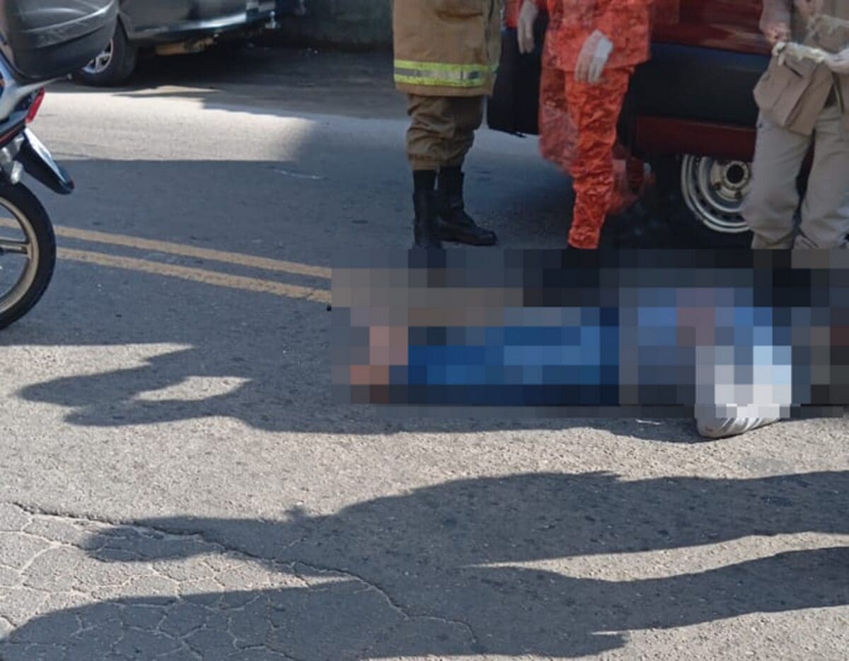 Vítima de batida com motociclista e homem fica caído na pista, em Nova Friburgo