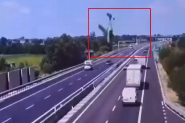 Acidente aéreo na Itália: ultraleve cai sobre rodovia, causando acidente com carros.