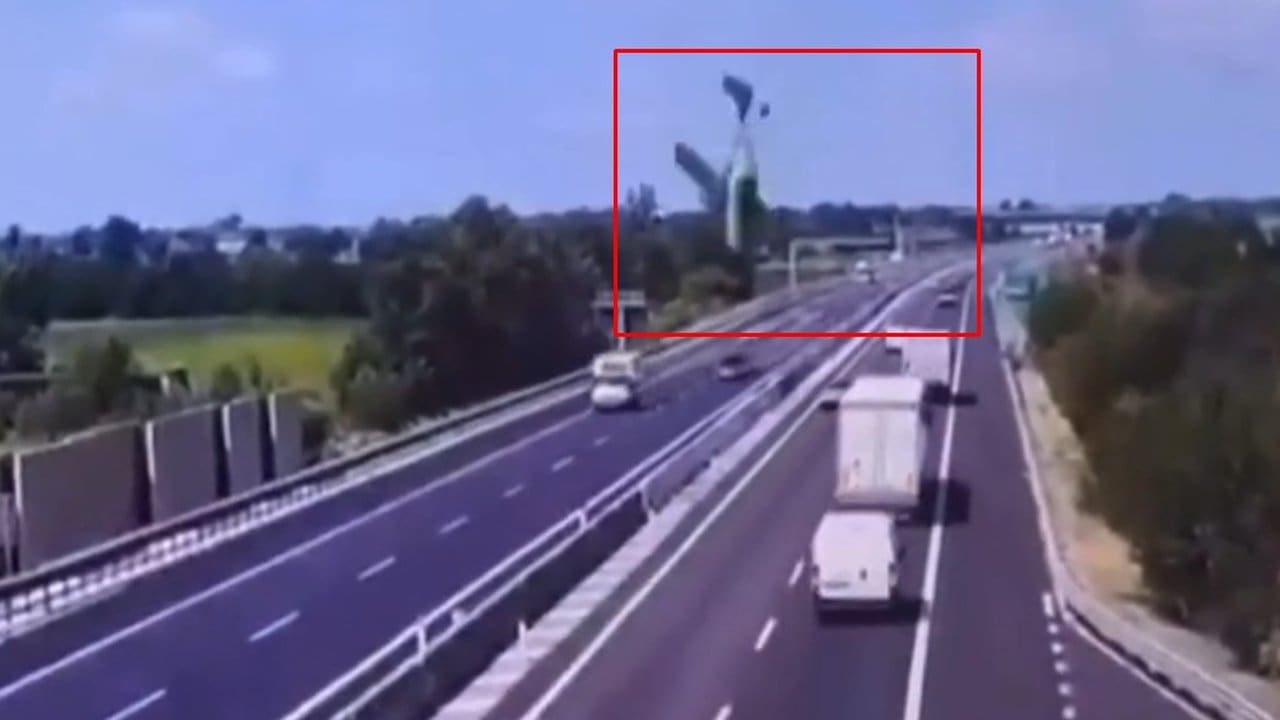 Acidente aéreo na Itália: ultraleve cai sobre rodovia, causando acidente com carros.