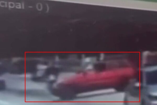 Acidente de carro em Nova Friburgo, com carro vermelho visível.