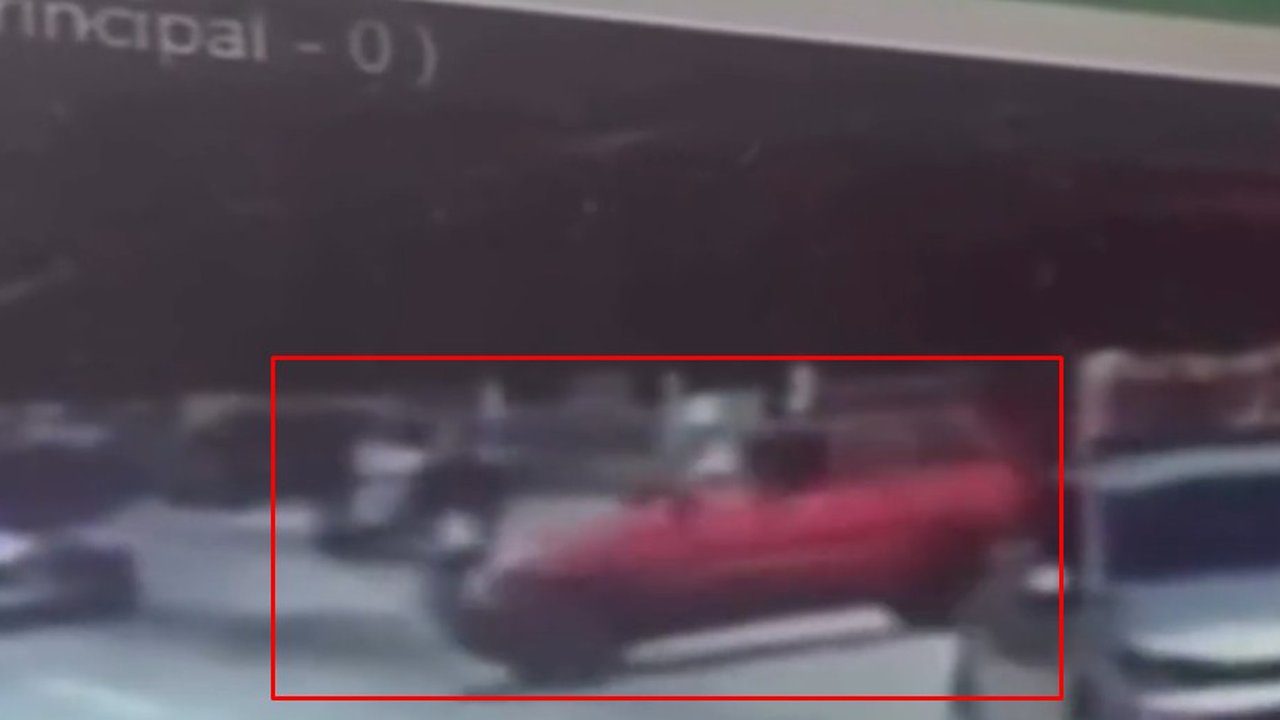 Acidente de carro em Nova Friburgo, com carro vermelho visível.