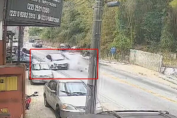Acidente de carro em Nova Friburgo com fumaça e veículos danificados na rua.