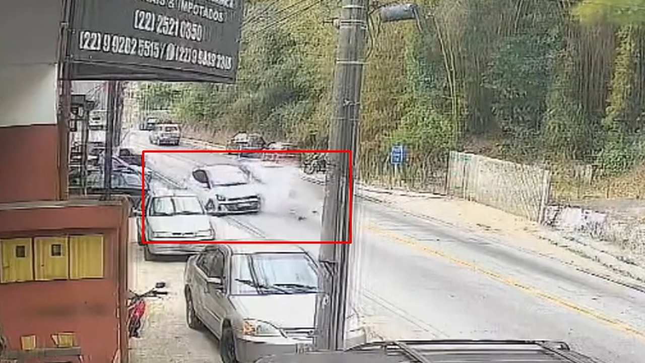Acidente de carro em Nova Friburgo com fumaça e veículos danificados na rua.