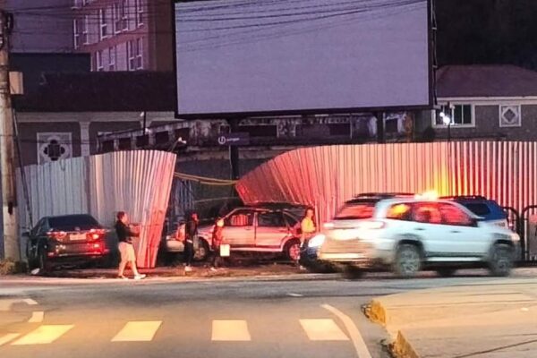 Acidente de carro em Nova Friburgo destrói muro de contenção próximo a prédio histórico.
