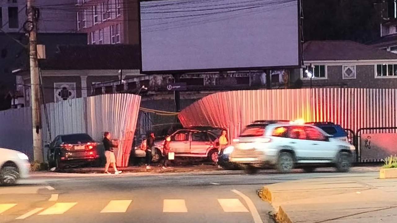Acidente de carro em Nova Friburgo destrói muro de contenção próximo a prédio histórico.