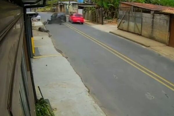 Acidente de carro em São Geraldo, Nova Friburgo, registrado por câmera de segurança.