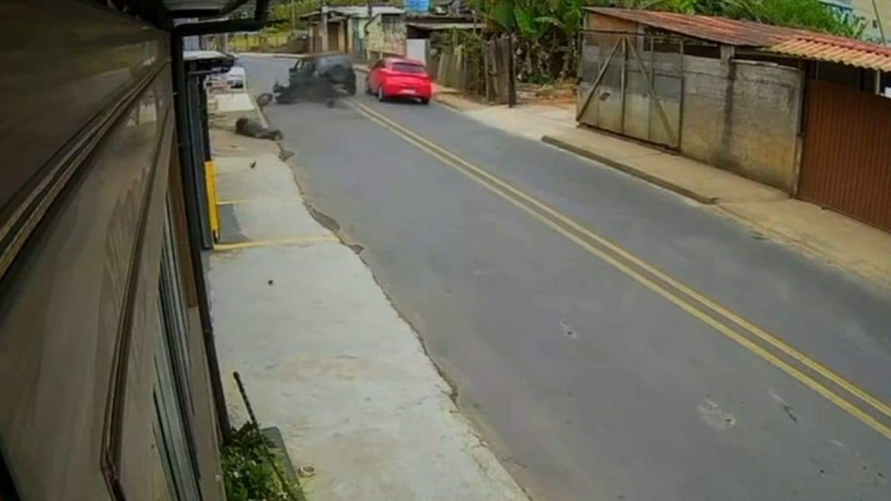 Acidente de carro em São Geraldo, Nova Friburgo, registrado por câmera de segurança.