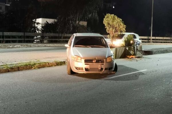 Acidente de carro em viaduto: Fiat Siena danificado após colisão contra jardineira.