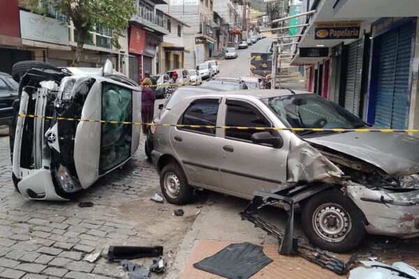 Acidente de carro na Rua São Roque em Olaria, Nova Friburgo. Um veículo capotado.