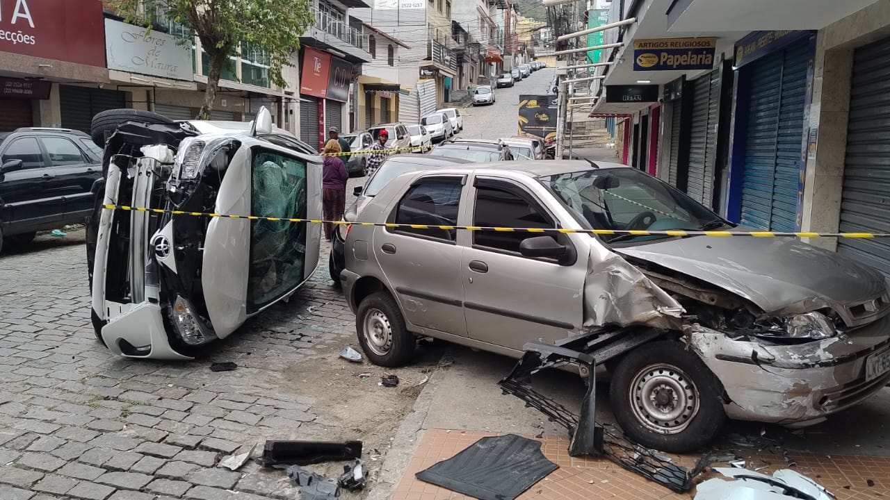 Acidente de carro na Rua São Roque em Olaria, Nova Friburgo. Um veículo capotado.