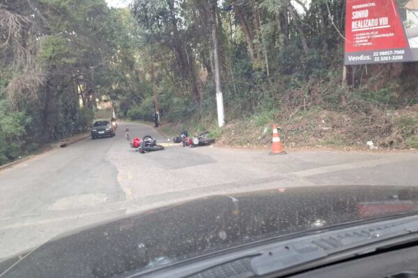 Acidente de moto em Nova Friburgo, bairro Nova Suíça. Motos caídas na rua após colisão.