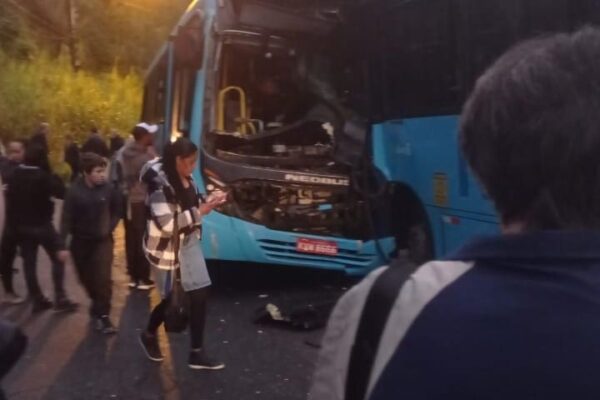 Acidente de ônibus em Nova Friburgo: veículo danificado após motorista passar mal.