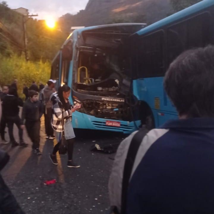 Acidente de ônibus em Nova Friburgo: veículo danificado após motorista passar mal.