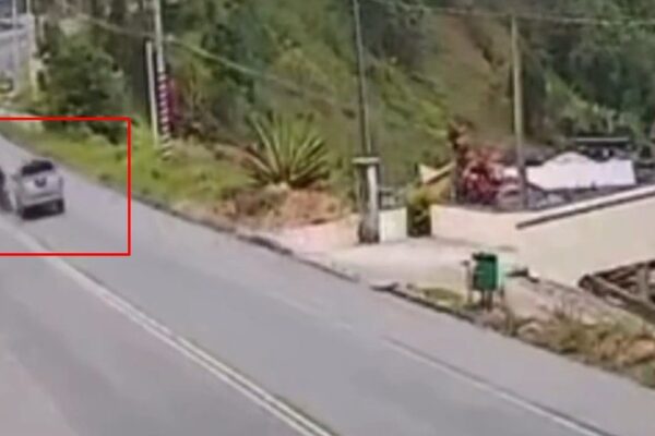 Acidente de trânsito: caminhonete em estrada após colisão.