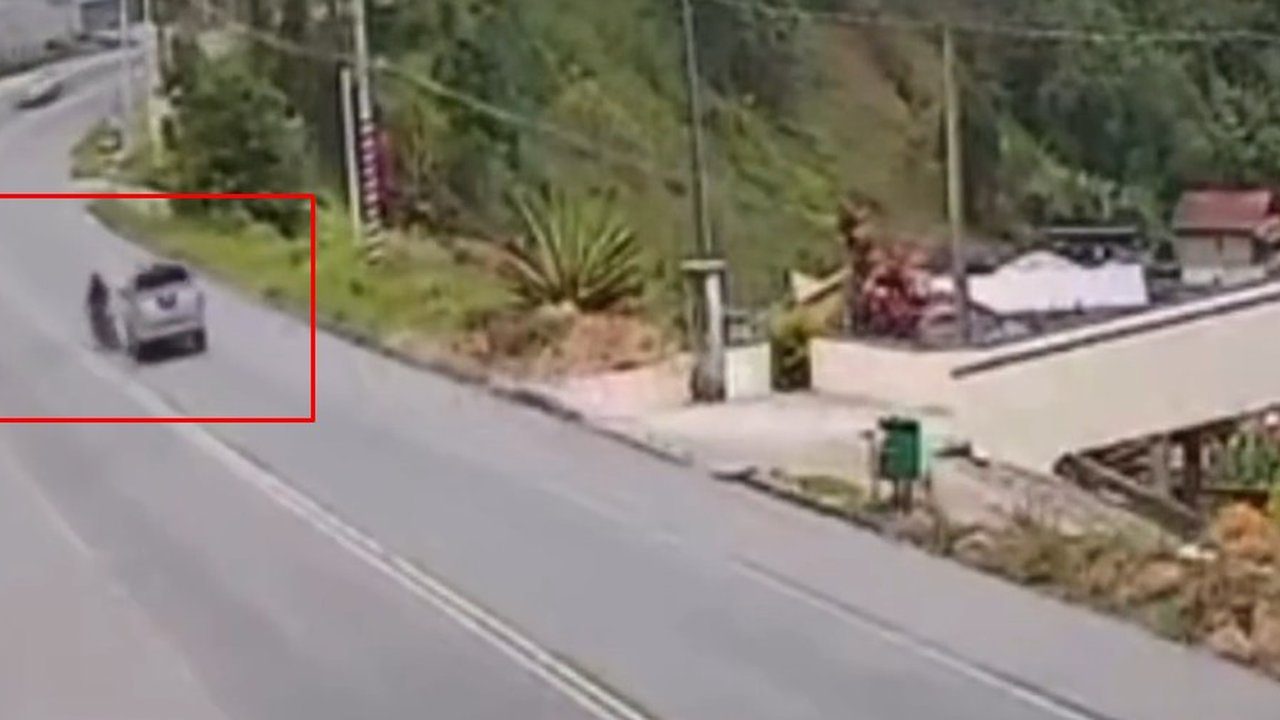 Acidente de trânsito: caminhonete em estrada após colisão.